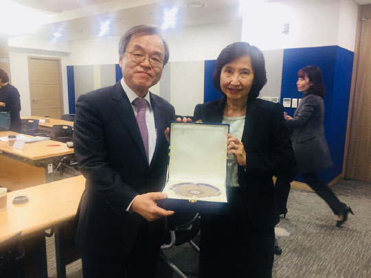 지난 12일 경기도 성남시 판교 한국바이오협회에서 열린 태국 총리실과 한국바이오기업 간담회에서 서정선 한국바이오협회장(왼쪽)이 히란야 쑤찌나이 태국 총리실 부장관으로부터 기념패를 받고 포즈를 취하고 있다. 한국바이오협회 제공